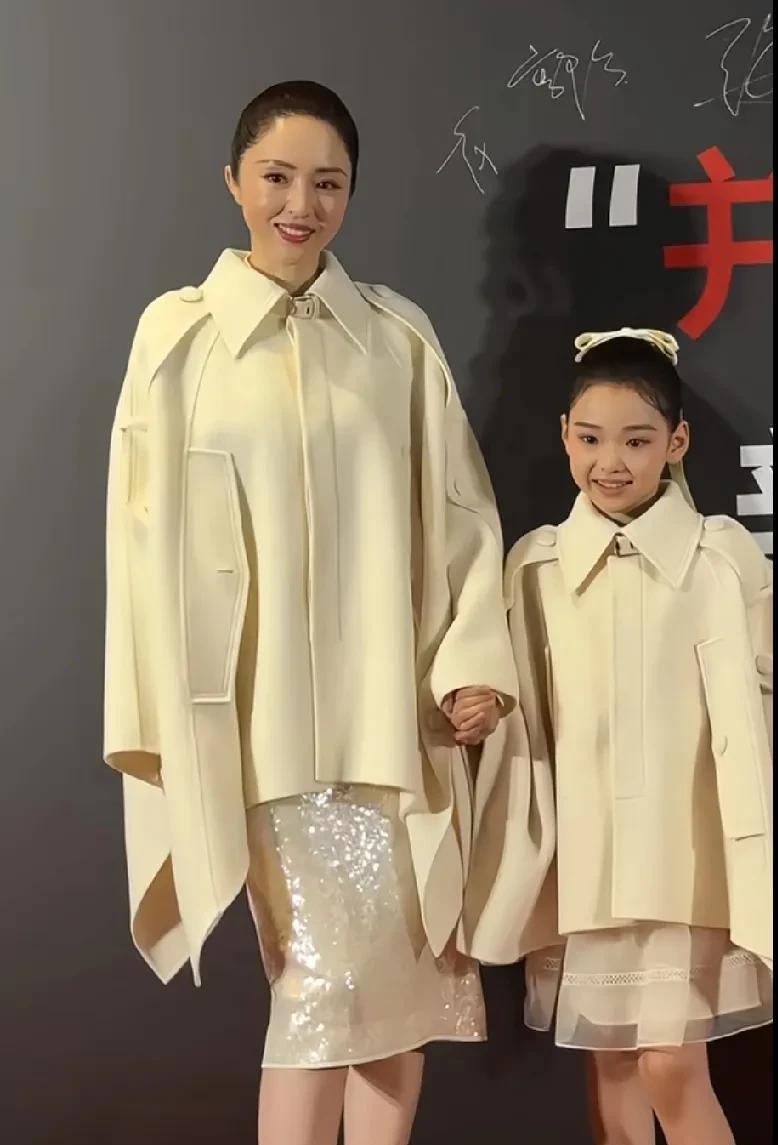 董璇的女儿小酒窝可真是极为漂亮呢！不过呢，总感觉她年龄尚小，表现却颇为老练，笑容