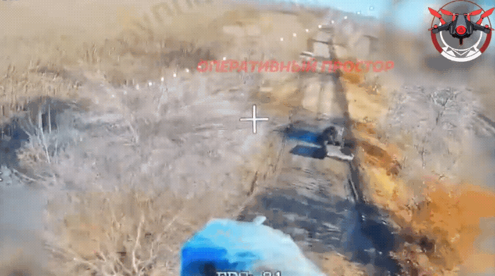 乌军又被炸了，一辆乌军全地形车正在公路上行驶，车上有两名乌军！结果被俄军一架无人