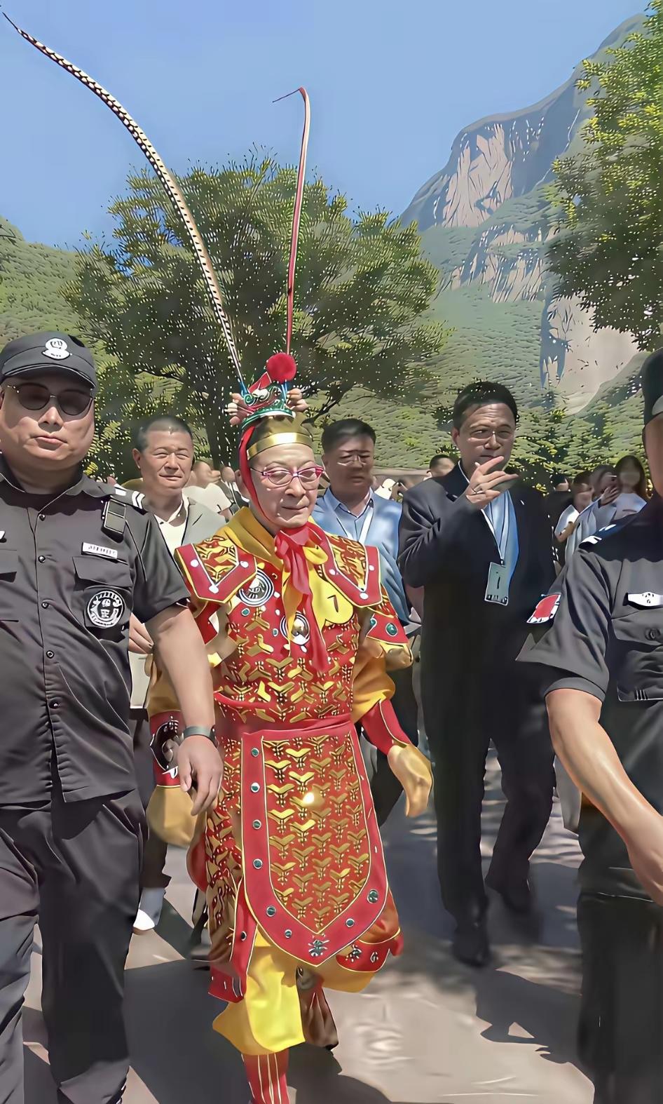 六小龄童确实是靠孙悟空活着：出席商演，他穿着那身行头唱《通天大道宽又阔》；拍游戏