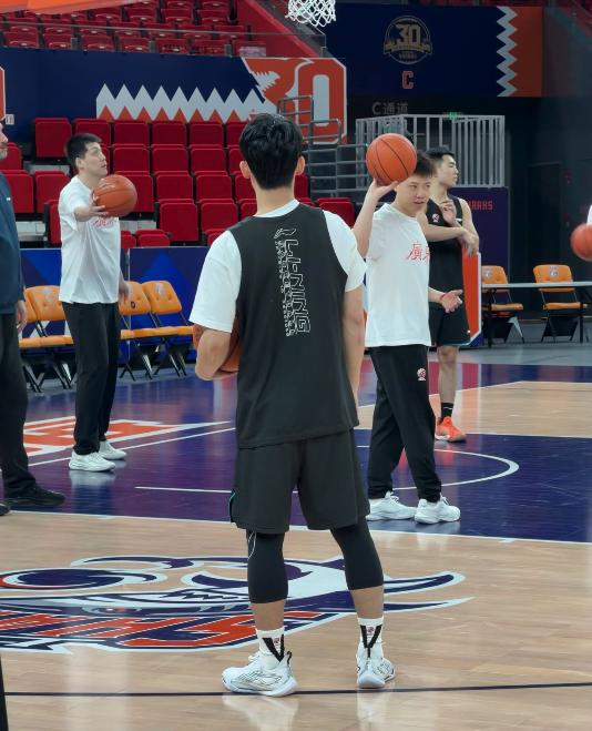 广东队今早踩场，不见杜锋身影！粤沪战今晚7时35分开打，广东队早上进行了踩场训练