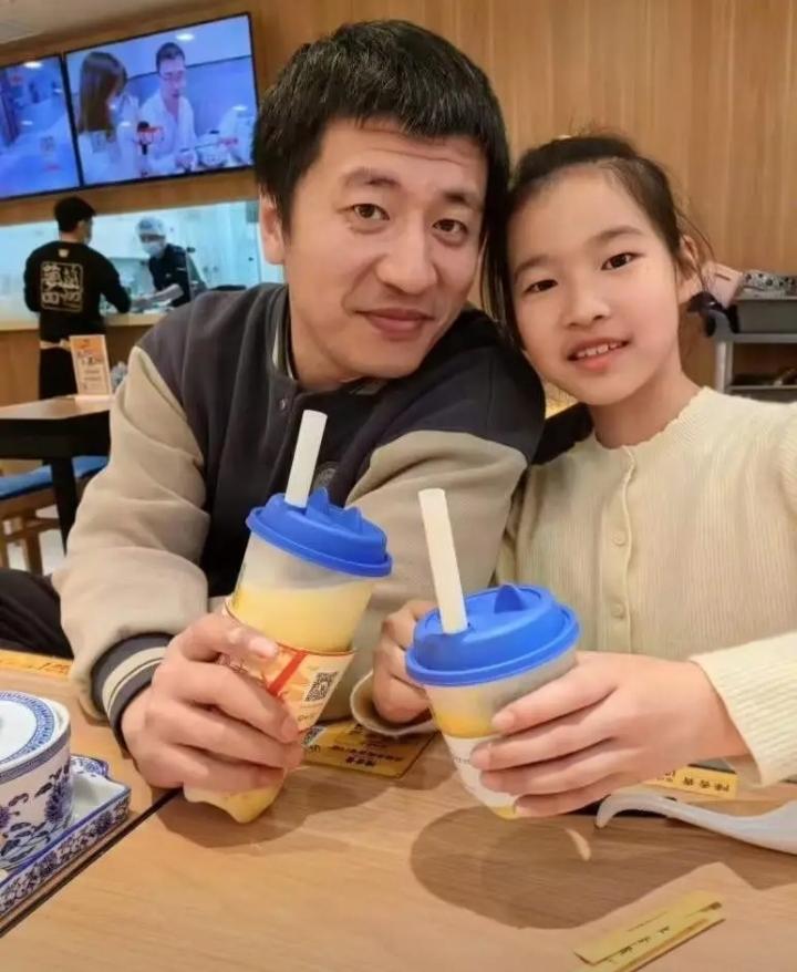 张雪峰的女儿张姩菡，2015年出生，如今11岁，性格开朗大方，十分讨喜。张