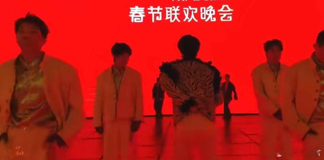 王一博跳舞界最严厉的父亲给王一博留点面子吧这可是春晚的舞台，给少爷留点面子吧