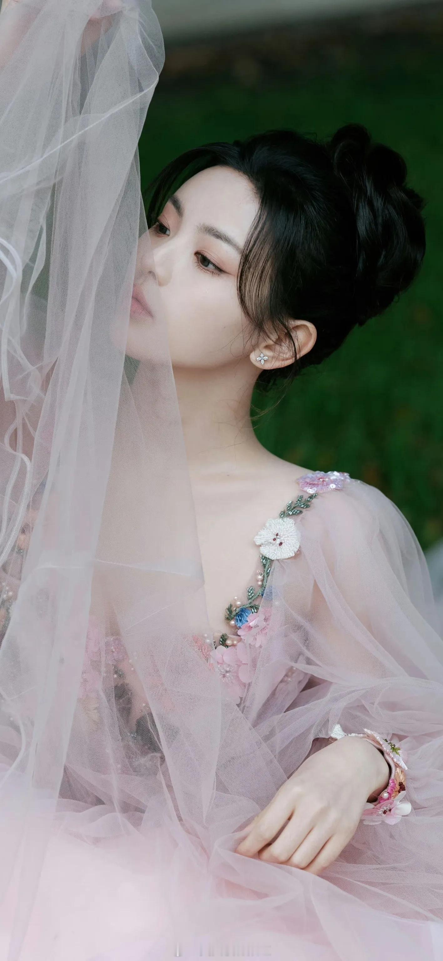 杨超越粉色花朵纱裙薄纱轻盈浪漫