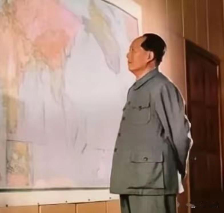 1951年的朝鲜战场，10万志愿军陷入美军重围，形势危急到极点！一向沉着冷静的彭