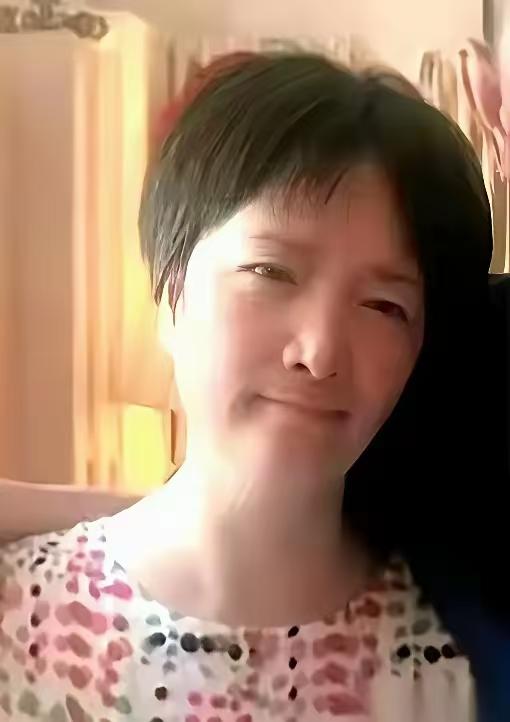 尊重她人，留给她最后尊严，不经过她允许，私自发出照片，不厚道，她家人看见会难过。