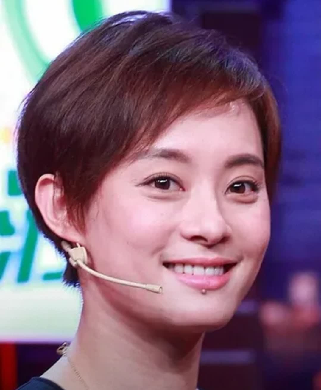 孙俪唇下痣消失，引发关注2025年5月28日，孙俪亮相“时尚芭莎年度派对”，