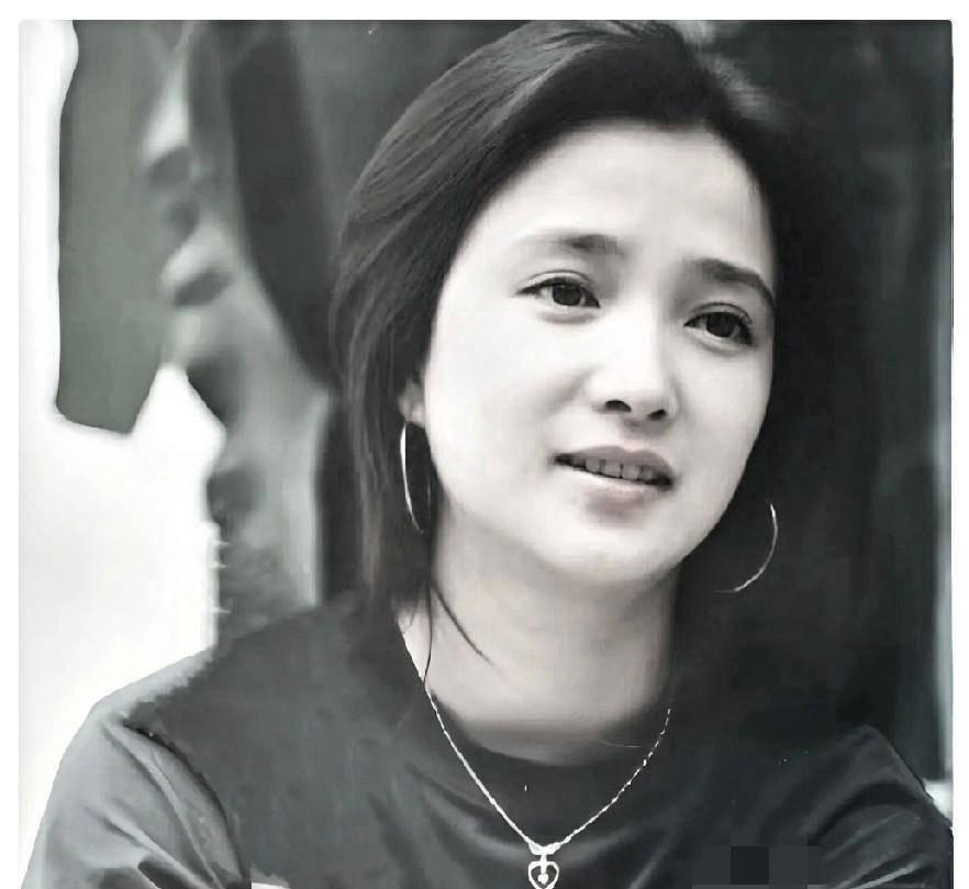 协议里白纸黑字，何晴每月必须陪儿子至少十天。这哪是离婚协议，这是亲子责任书。