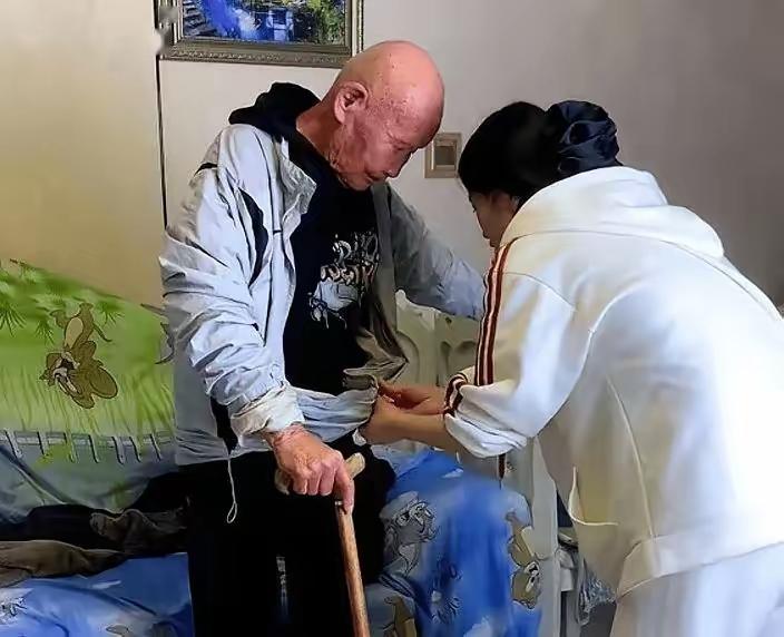 河南，90后孙媳妇深夜给93岁爷爷换尿不湿，突然，爷爷拉住她：“孩子，抱抱我好吗