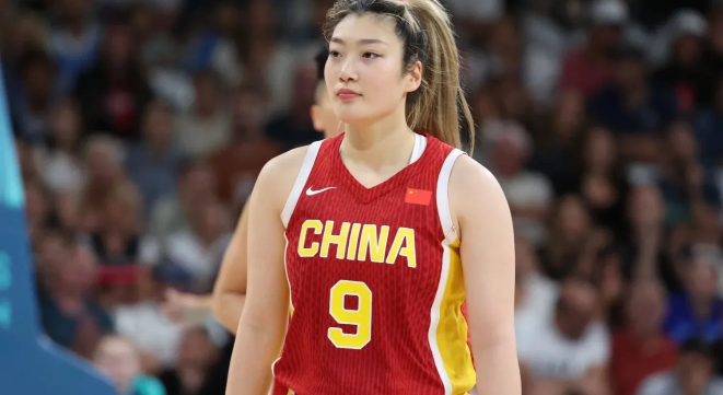 一觉醒来，女篮圈彻底炸了！李梦一句“现在不是可以随意用权威压制人的时代”，简直是