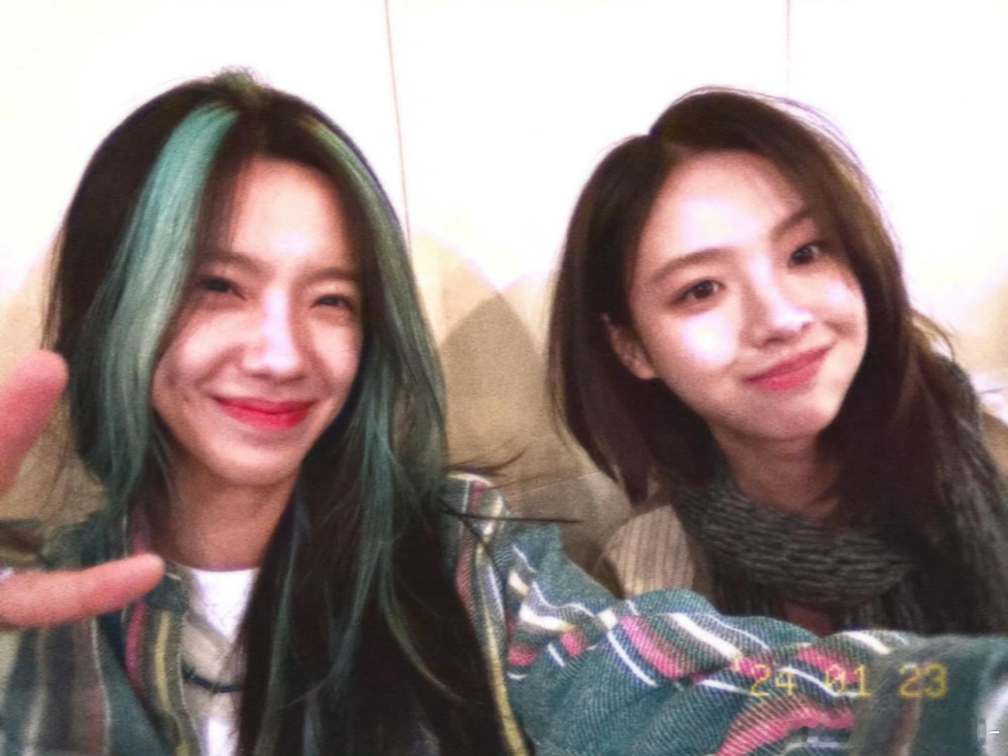 庄达菲李庚希合照，三里屯姐妹走散了，不带向涵之玩儿了呀