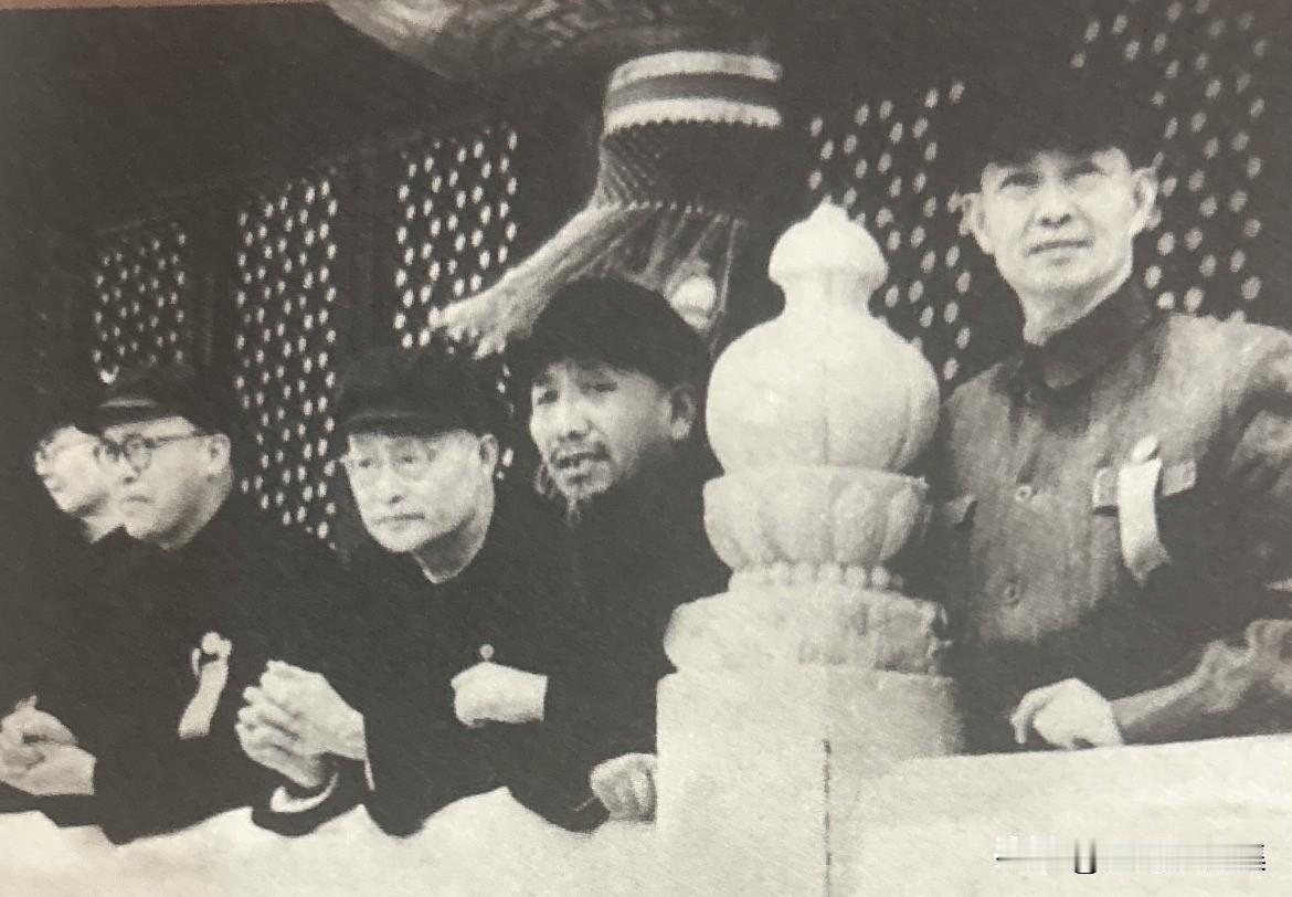 1949年，梅兰芳（右一）在天安门城楼上参加开国典礼的老照片。梅兰芳站在天安门城