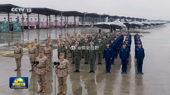 一看就是新来的宣传干事不懂事，拿歼-20给大家拜年……