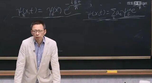 张朝阳办公室里的黑板，常常写满物理公式。作为麻省理工学院的物理学博士，他似乎找回