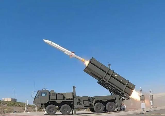 日本有可能要打响第一枪！日本在美国成功测试射程900公里升级版12式反舰导弹陆基