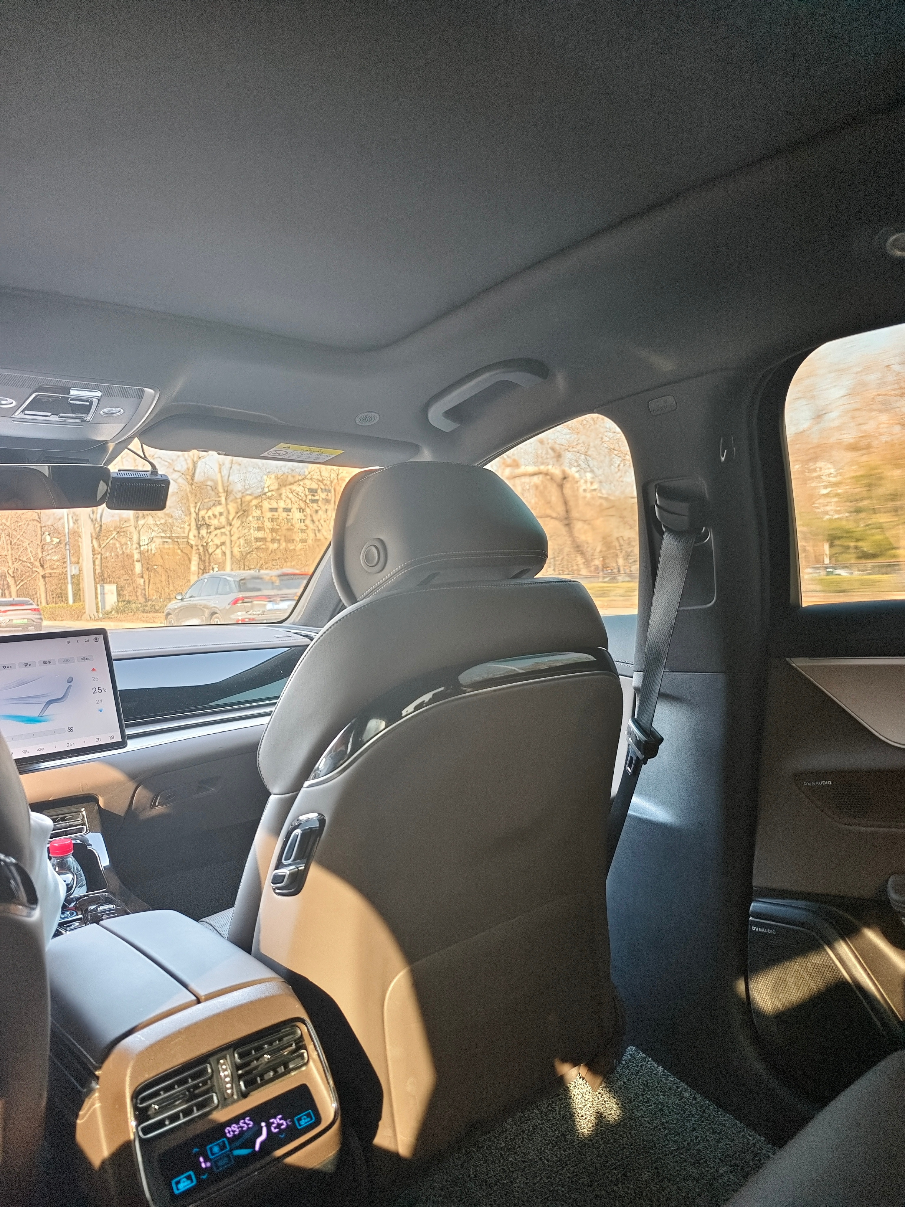 今天还要上班，一点过年的感觉都没有。。。