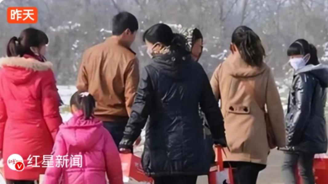 “父母：快叫人啊！我：我叫了。亲戚：叫了叫了，我听见了。”这段对话发生在昨天1