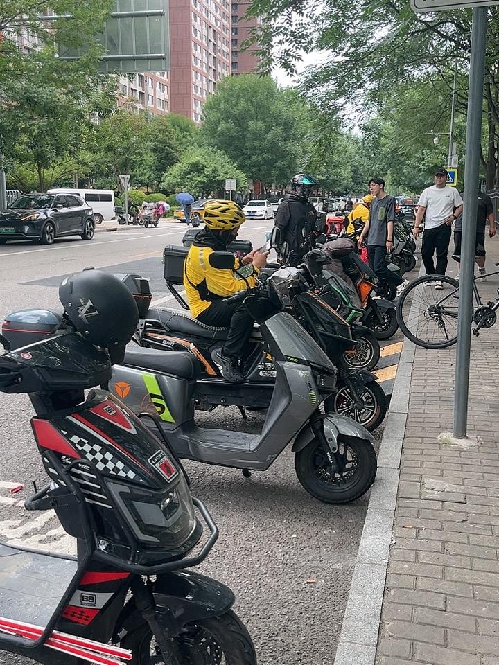 闲来无事，和外卖员聊了会天，感受生活的不易，其实和他们比起来，我真的一文不值，因