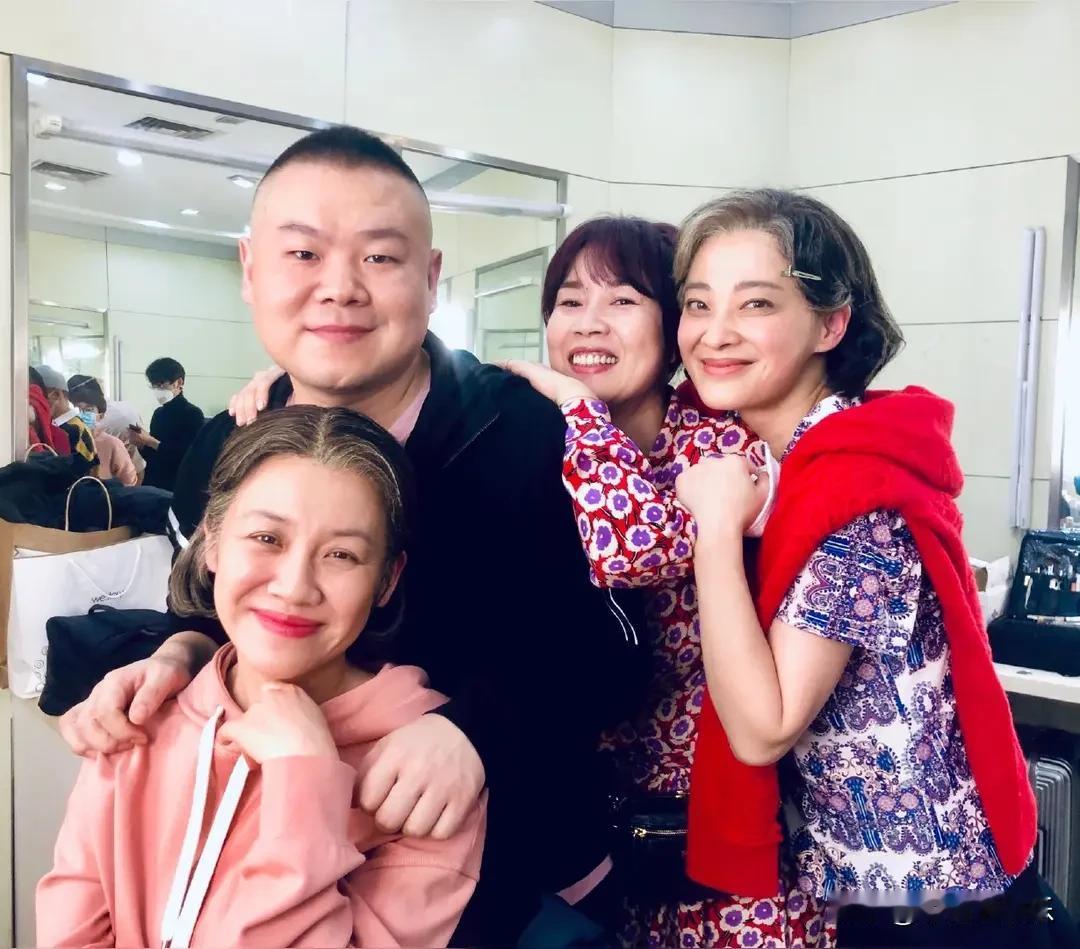 天哪，梅婷怎么老成这样了，头发都白了，倒是岳云鹏看上去帅气十足。。