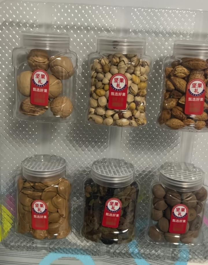 特别想知道，只有中国才有这种商家吗？彻底诠释了什么叫礼轻情意重。干果礼盒外表看