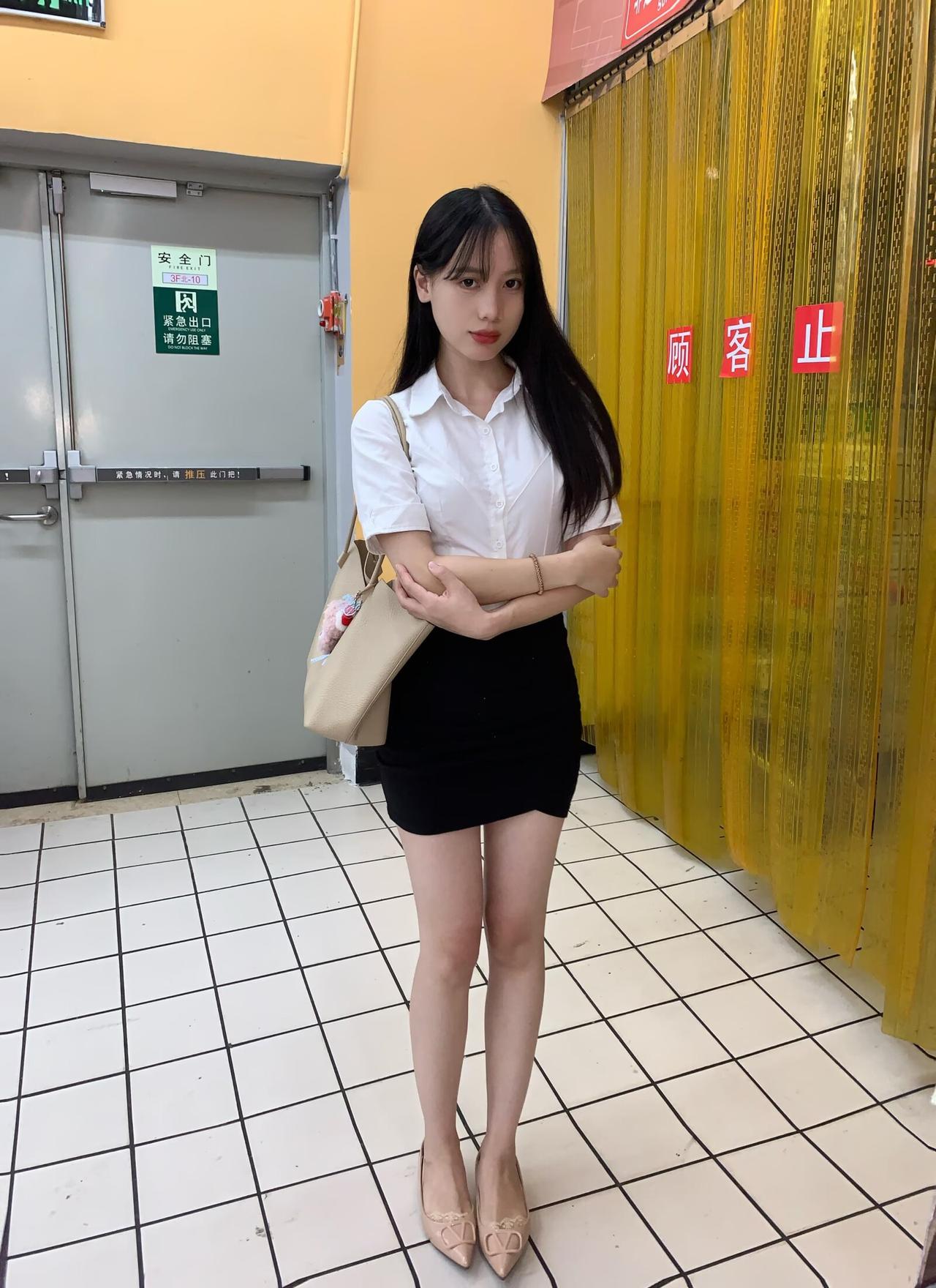 你喜欢的丝袜秋意渐凉，还适合穿丝袜吗