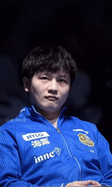 给大家看看樊振东看到赛场忽然出现的烟花的可爱表情，樊振东，他好像真的很喜欢烟花。