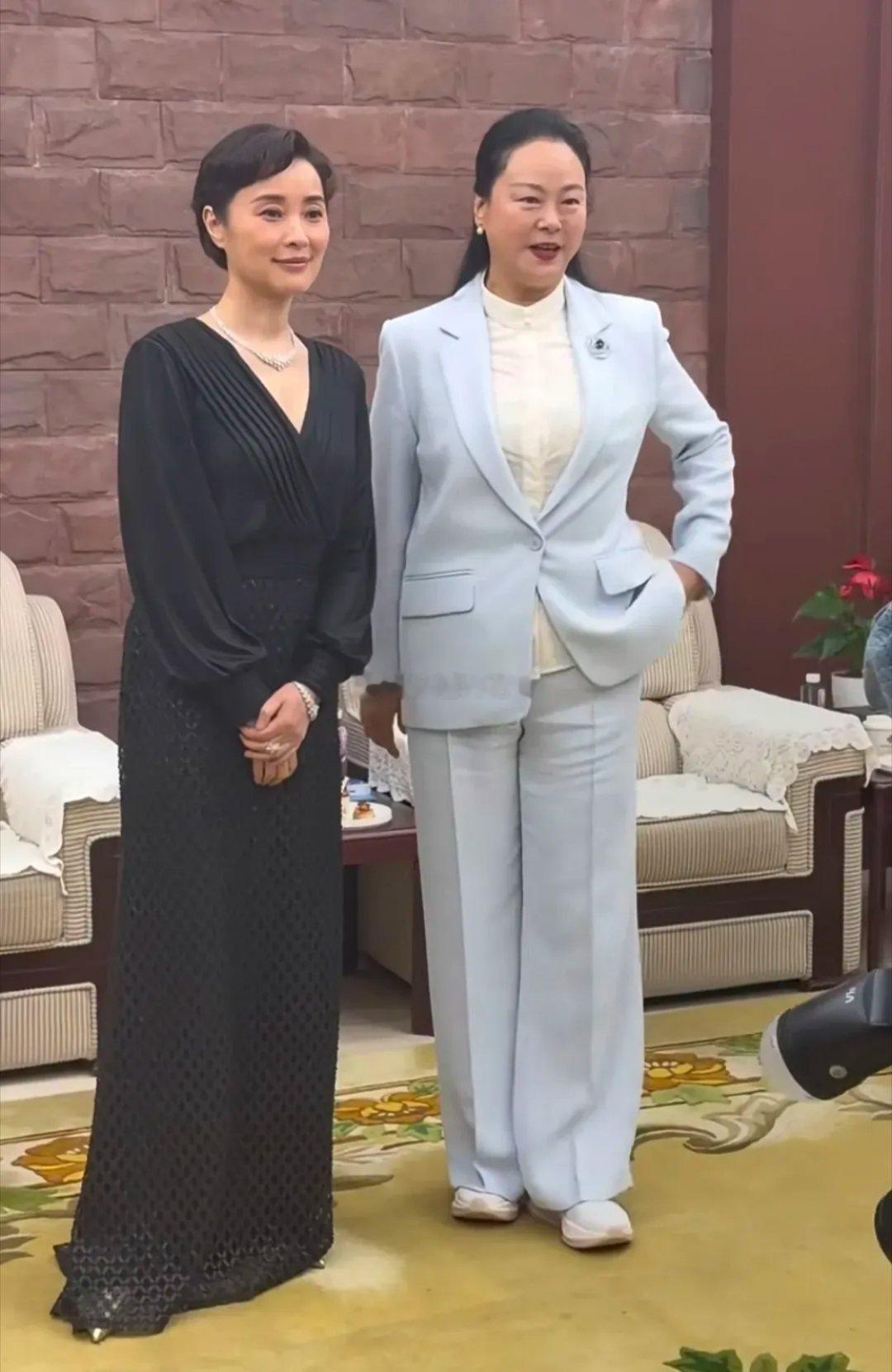 吴越在上海出席活动，生图好真实，一张原生脸依旧能扛得住镜头，气质温婉、优雅。