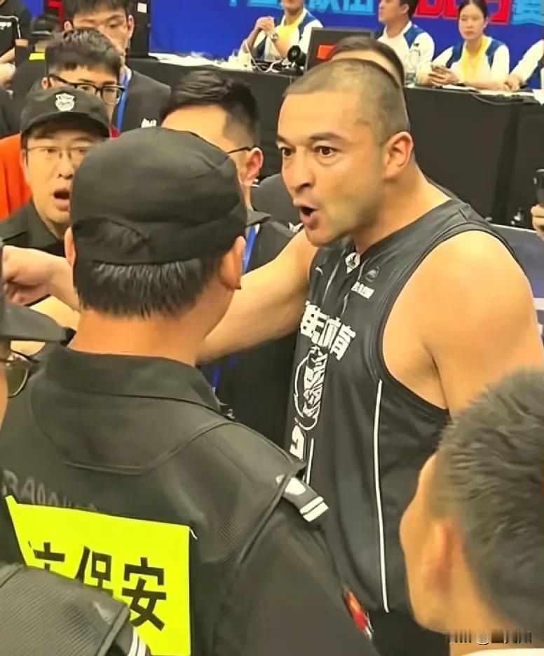 西热力江又在野球场上跟别人发生冲突了，这次连安保人员也没能幸免。有人说，西热力江