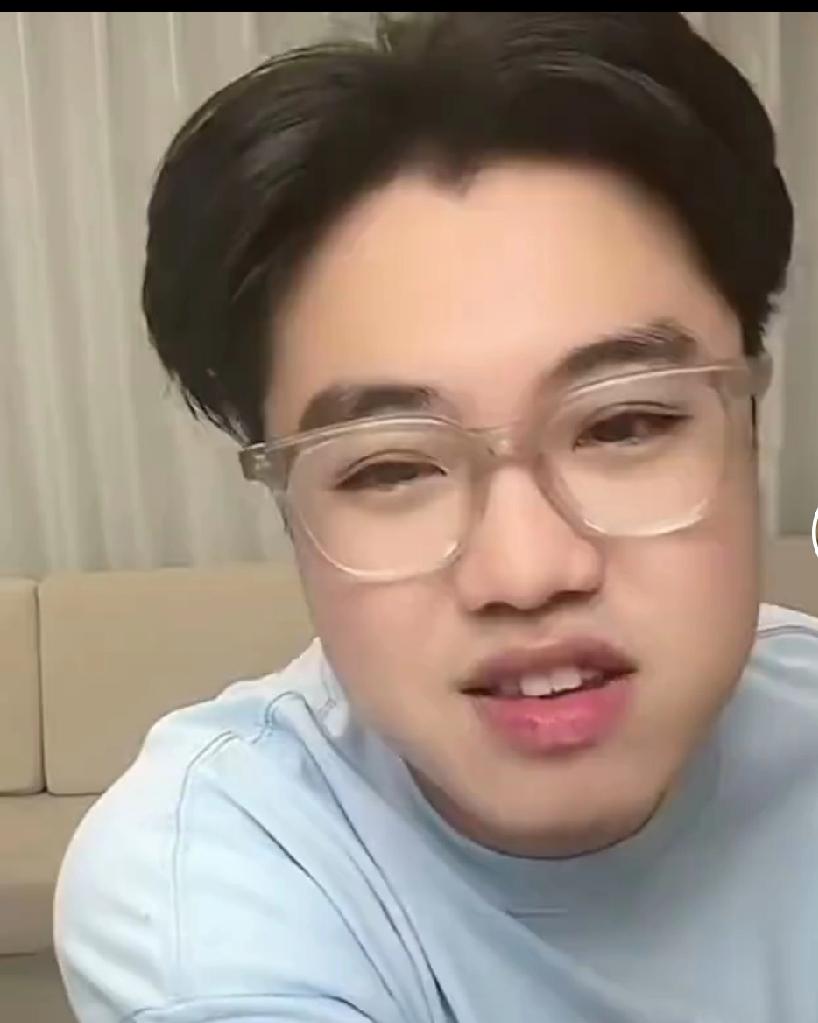 王家老二你应该管王亮的妈叫大妈吧？这小二在直播间骂完王亮又把矛头指向王亮的妈妈。