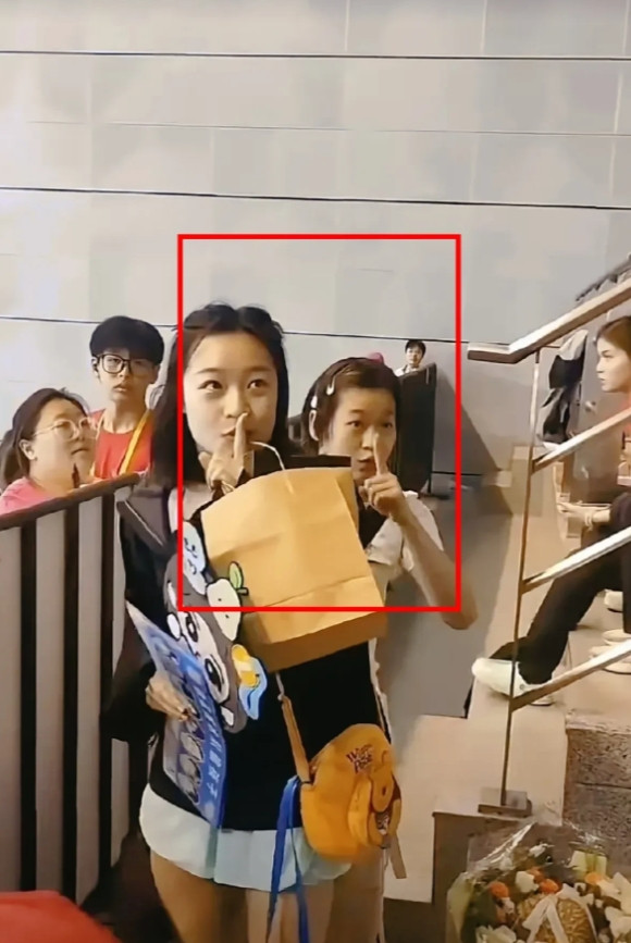 全红婵的高情商和好人品值得大家学习。在全红婵从跳水馆出来时，站在一旁的观众高
