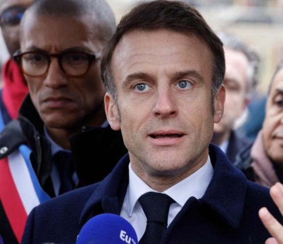 这几天法国总统马克龙又上了热搜。前脚在中国笑得像春风里开花，签了上百亿欧元的