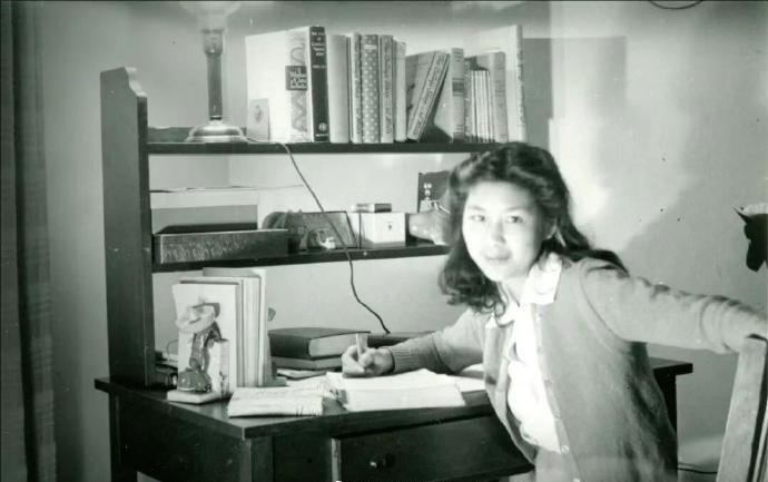 孙中山长孙女孙穗瑛去世，享年103岁图一是孙穗瑛在大学照片，图二是孙科一家人在