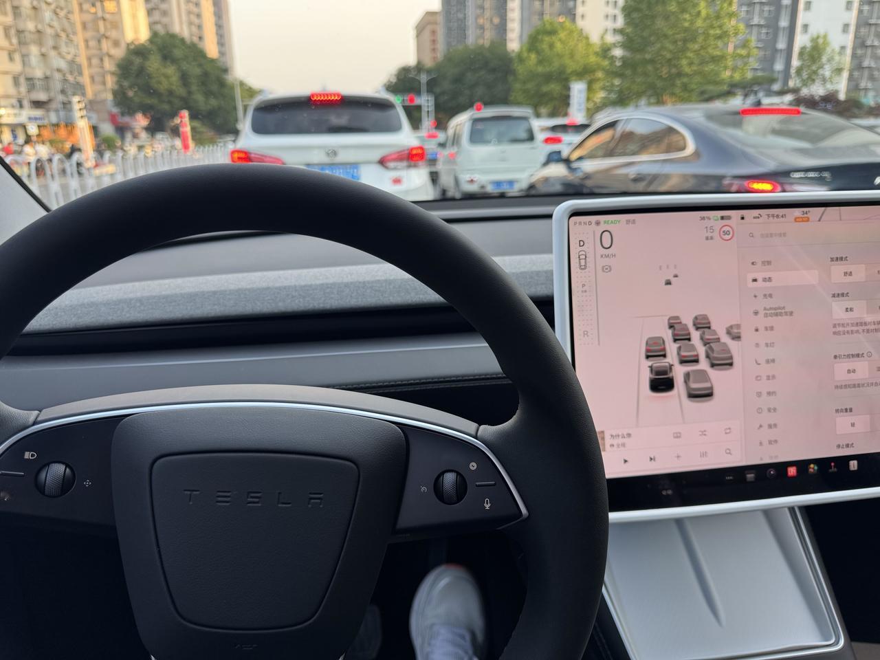 买特斯拉的注意了！新买的特斯拉ModelY只能开8年？很多人误以为官方保8