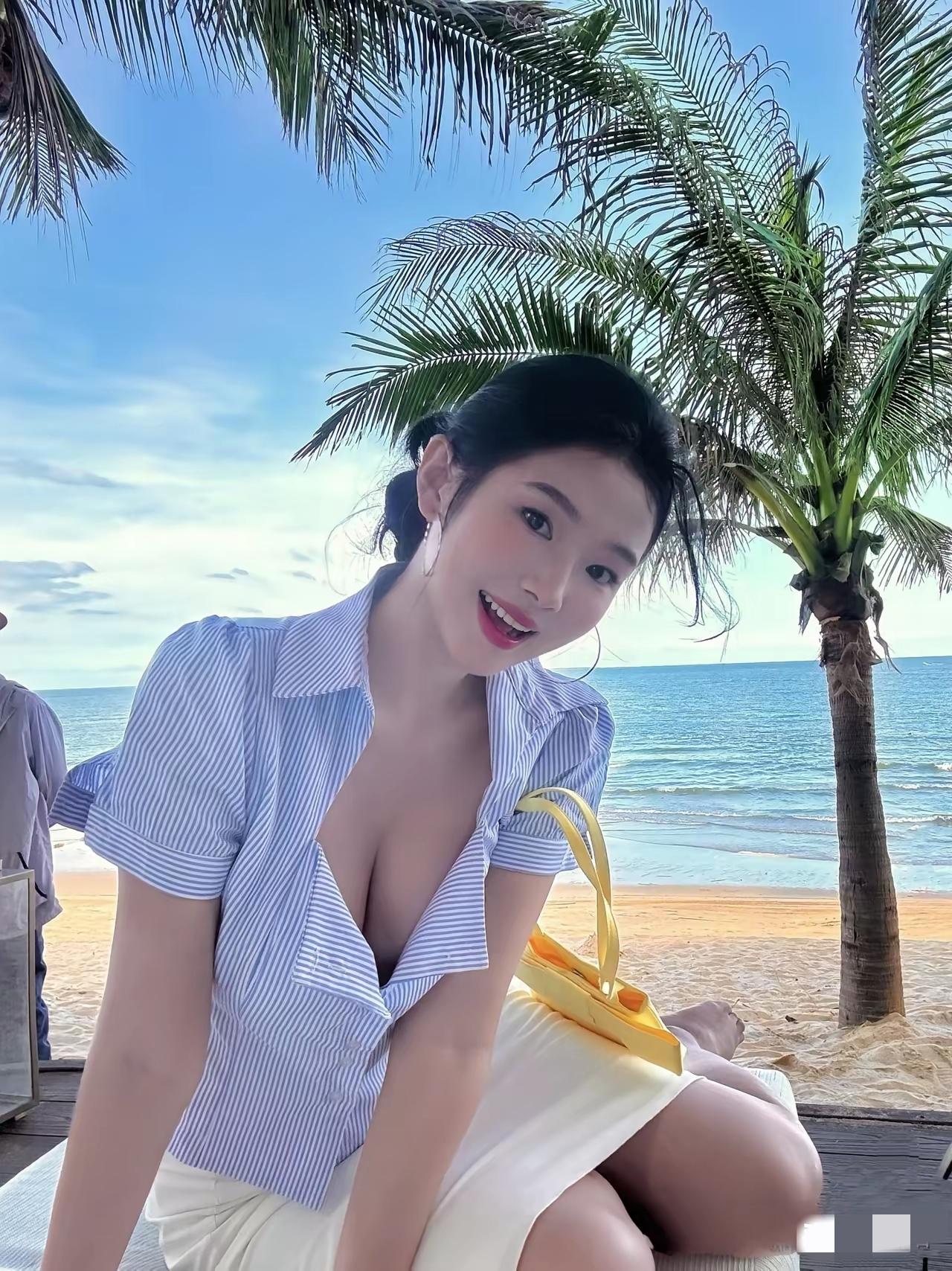 在海滩上晒太阳，好惬意！哪里女孩子身材最好海边度假