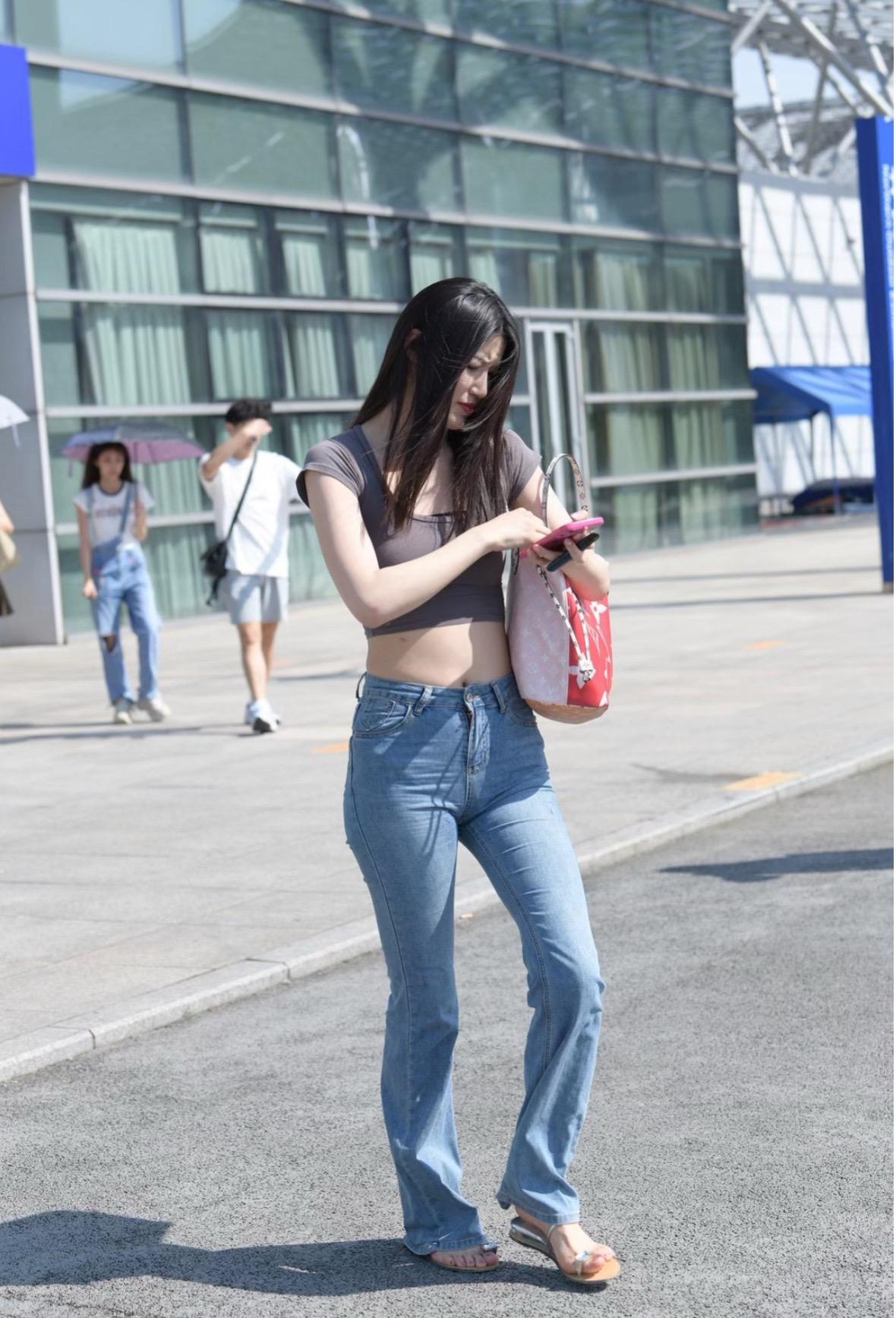 牛仔裤 美女 拍照姿势 街拍 好身材