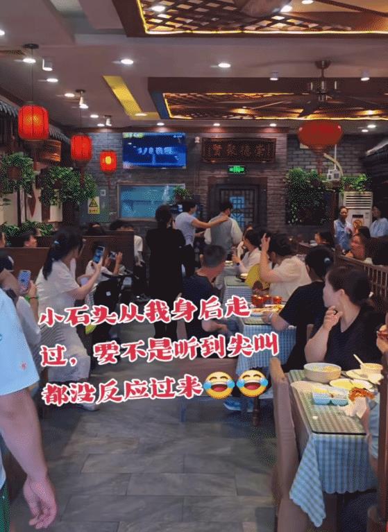 小石头独自一人现身玉娇餐厅吃饭，老板娘还抚摸着大头后背，看着很熟悉的样子，笑的也