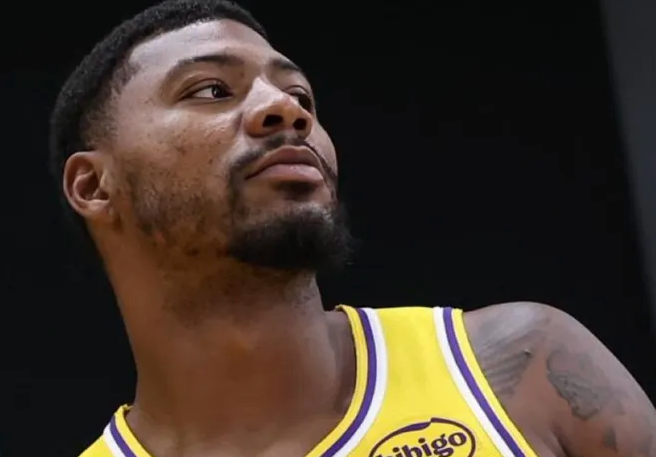 NBA常规赛，湖人客场110-113不敌太阳。在赛后采访中，湖人球员马库斯-斯