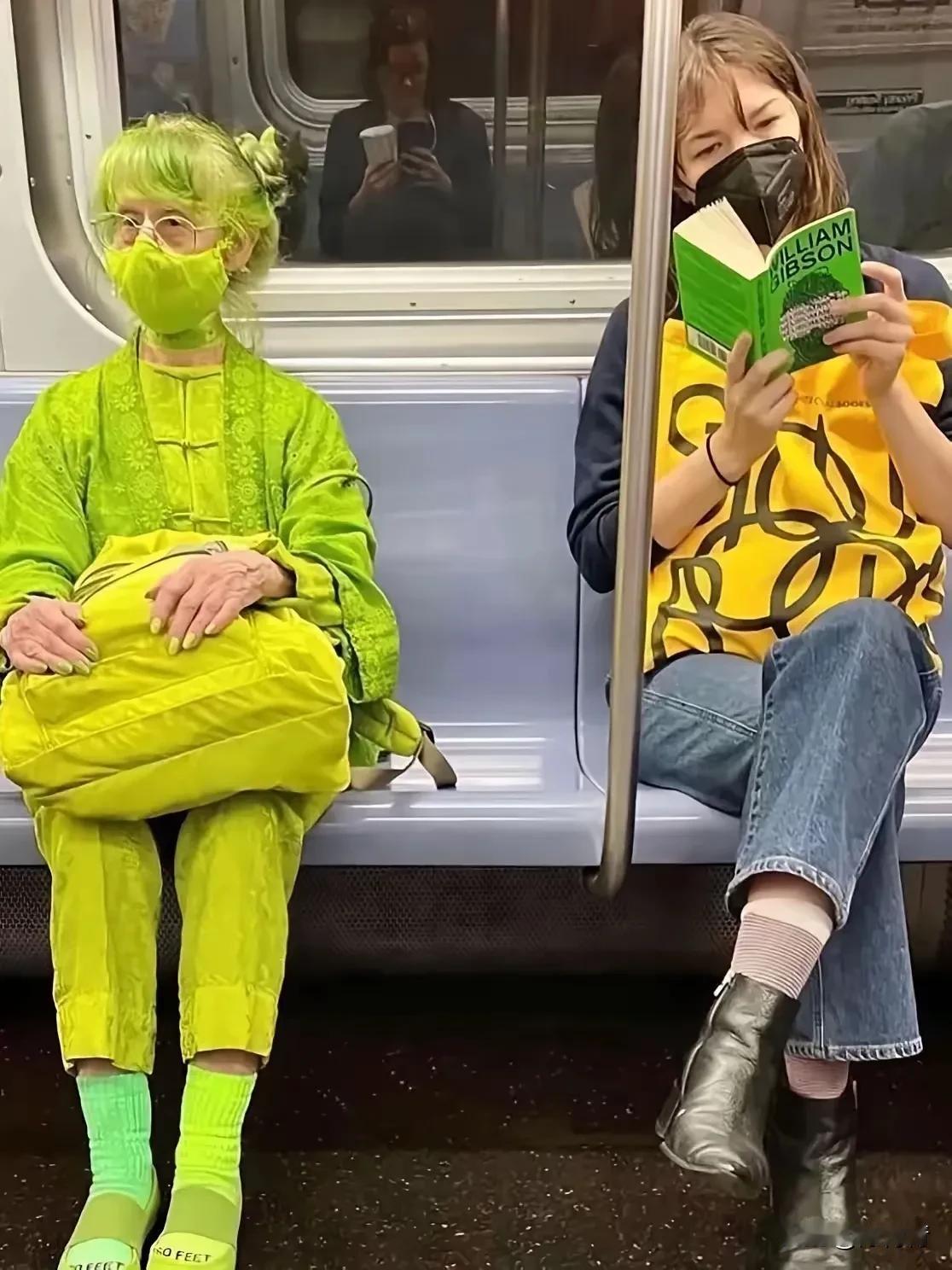 80多岁时尚老奶奶，比年轻人还敢穿，内心好强大。在地铁上，老人端庄谨坐，银白