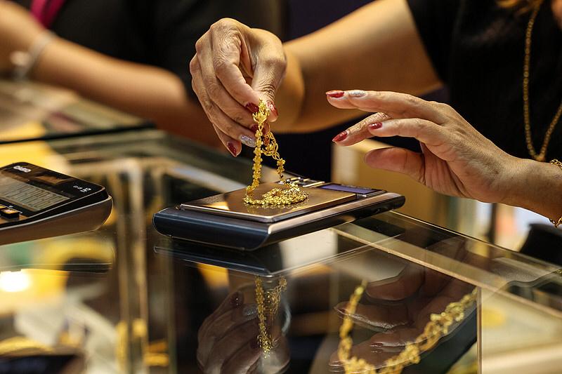 前阵子金价一路飙到480多一克的时候，我翻出压箱底的3根10克投资金条，纠结了三