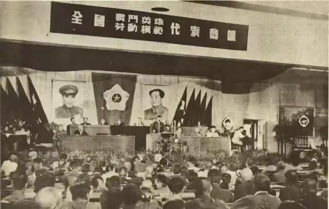 1950年10月,刚在北京中南海受过毛主席亲切接见的68名解放军战斗英雄,登上南