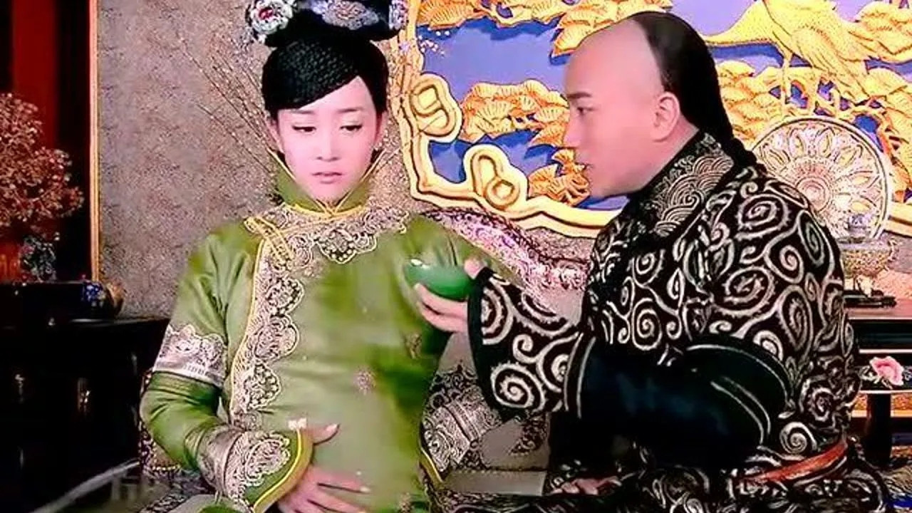 公元1825年，43岁的道光皇帝，把12岁的表妹博尔济吉特氏纳入后宫。自从表妹入