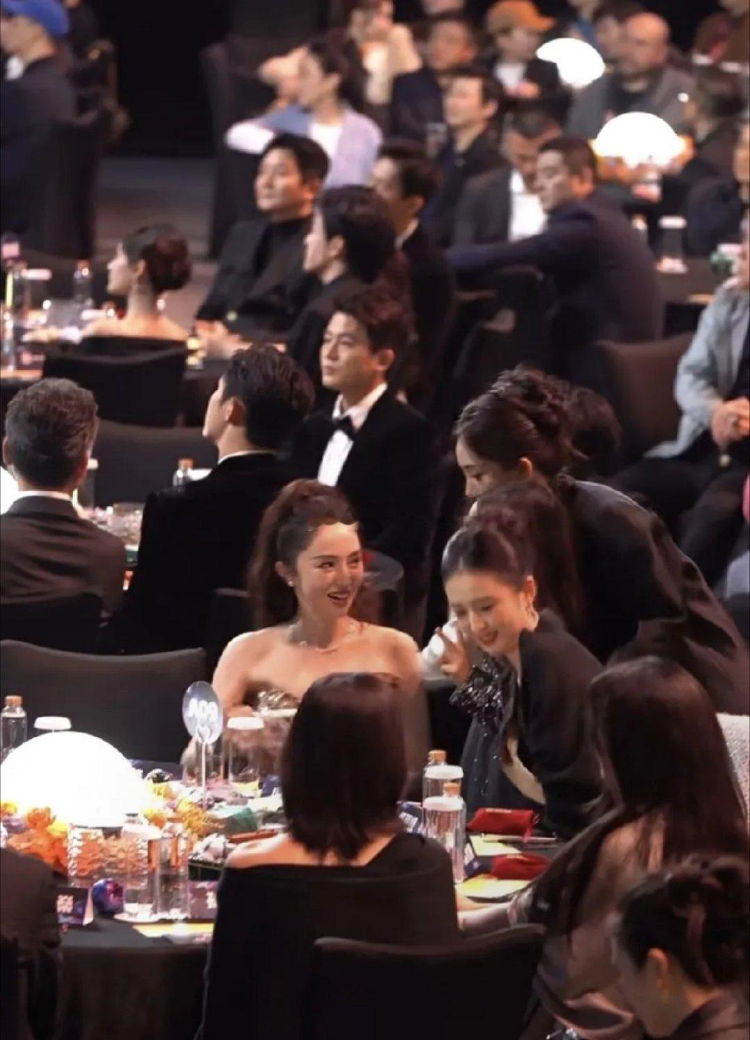 董璇这二婚真的赚到了，自己不仅翻红，女儿小酒窝更是走到哪里都受人们的喜爱，连大咖