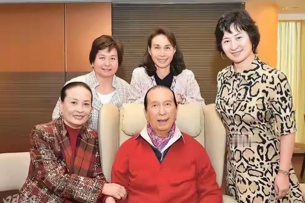 为什么赌王家的女儿很多都是下嫁?很多人都忘了一点，赌王实际上只有两个有法律关