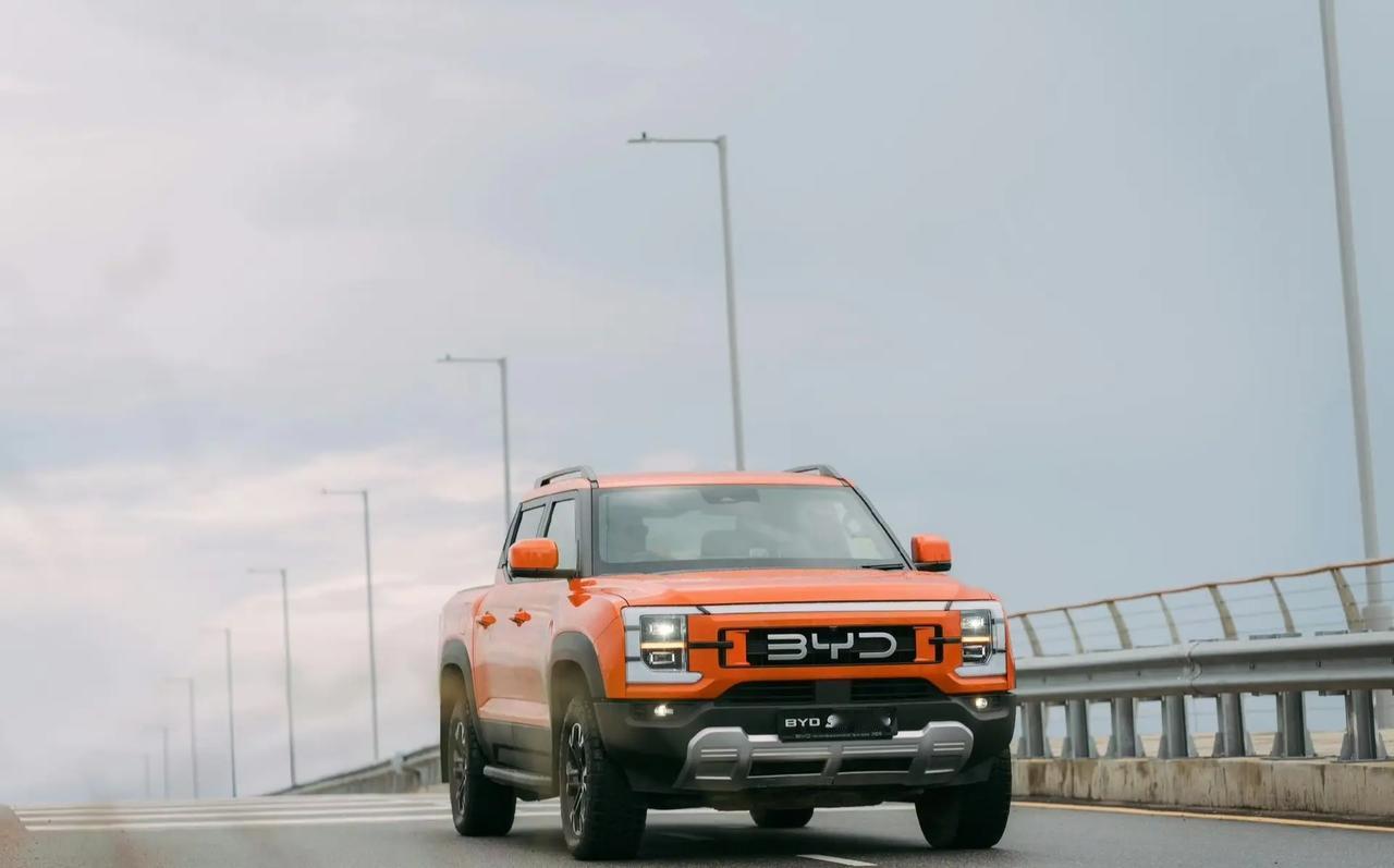 这是我见过最帅气的皮卡。尤其是前脸三个字母BYD映入眼帘，辨识度极高。这款混动皮
