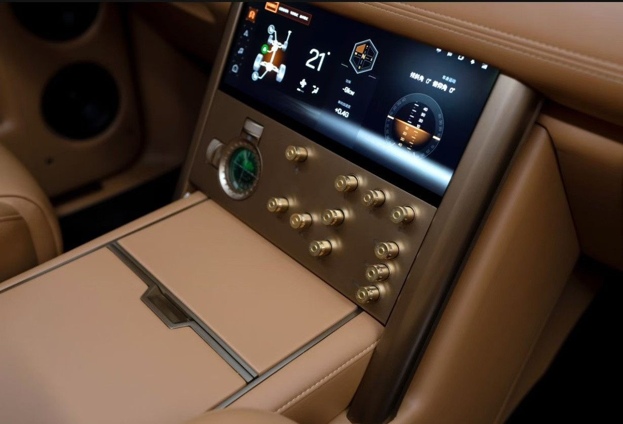 北京81算是给越野及军迷的一份厚礼，融合了奔驰，路虎和掷弹兵的部分设计风格，而且