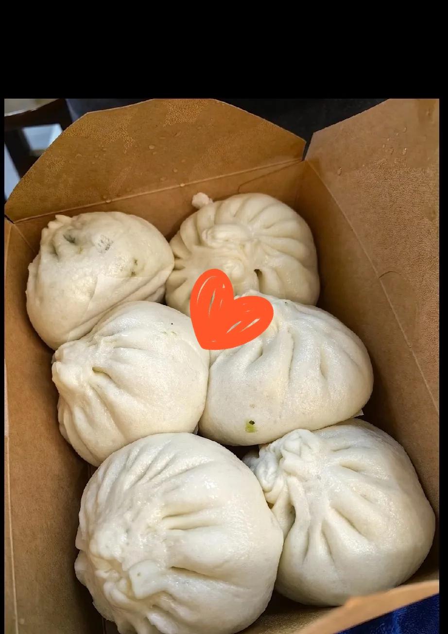 我在早餐店工作，每天中午12点多下班，我把卖不完的包子拿回家里吃都是早上现蒸的