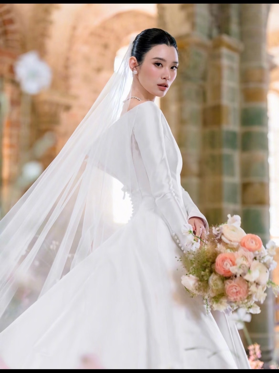 奚梦瑶的主婚纱为什么那么简约？发现国外很多人的主婚纱喜欢简约大气的奚梦瑶又高又瘦