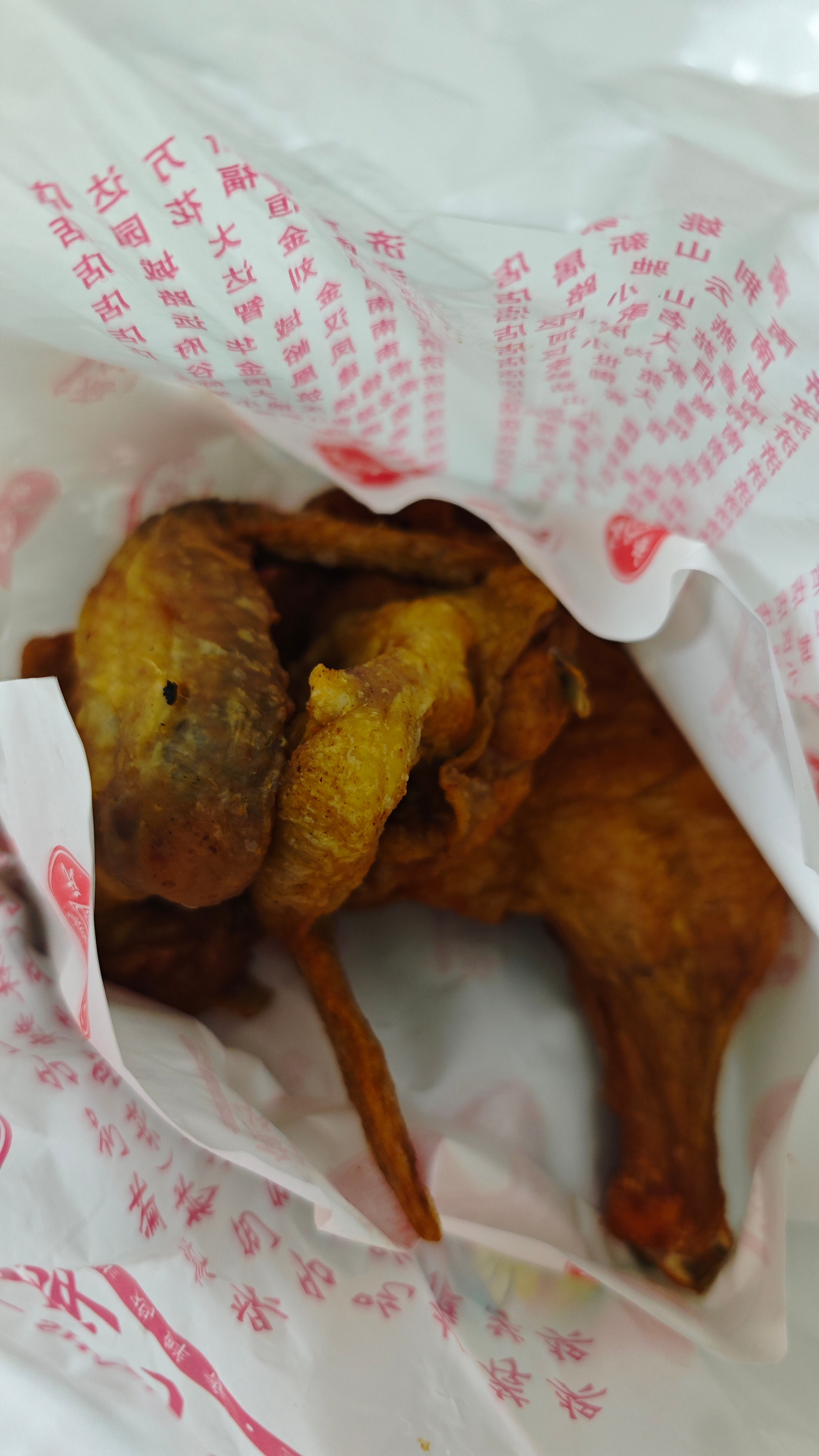 吃了吗兄弟们这个炸的鸡翅可酥了再来罐啤酒🍺绝了不过这家店的名字不太聪