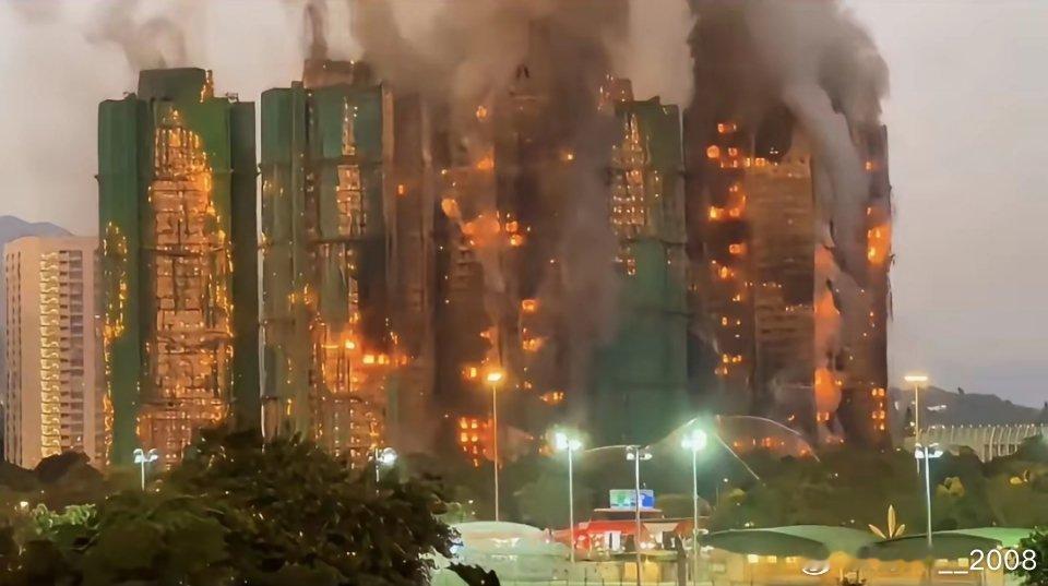 下午两点多烧到晚上11点，烧成这个样子就算火扑灭了也没法住人了，这个小区应该是报