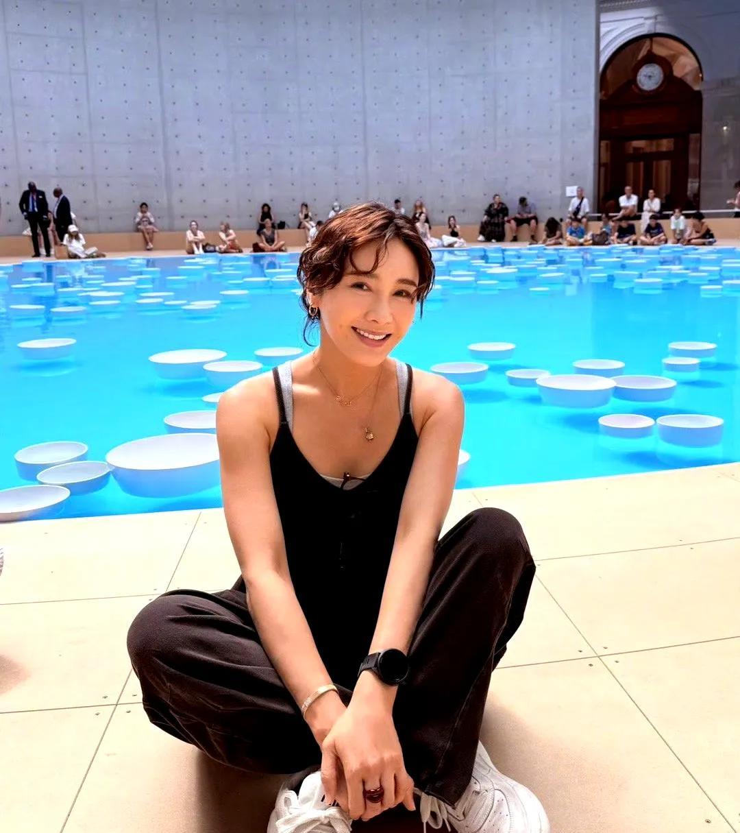 她比张柏芝聪明多了，虽然没嫁给帅哥，但是嫁给了富商，还是疼她、爱她、宠她的富豪，