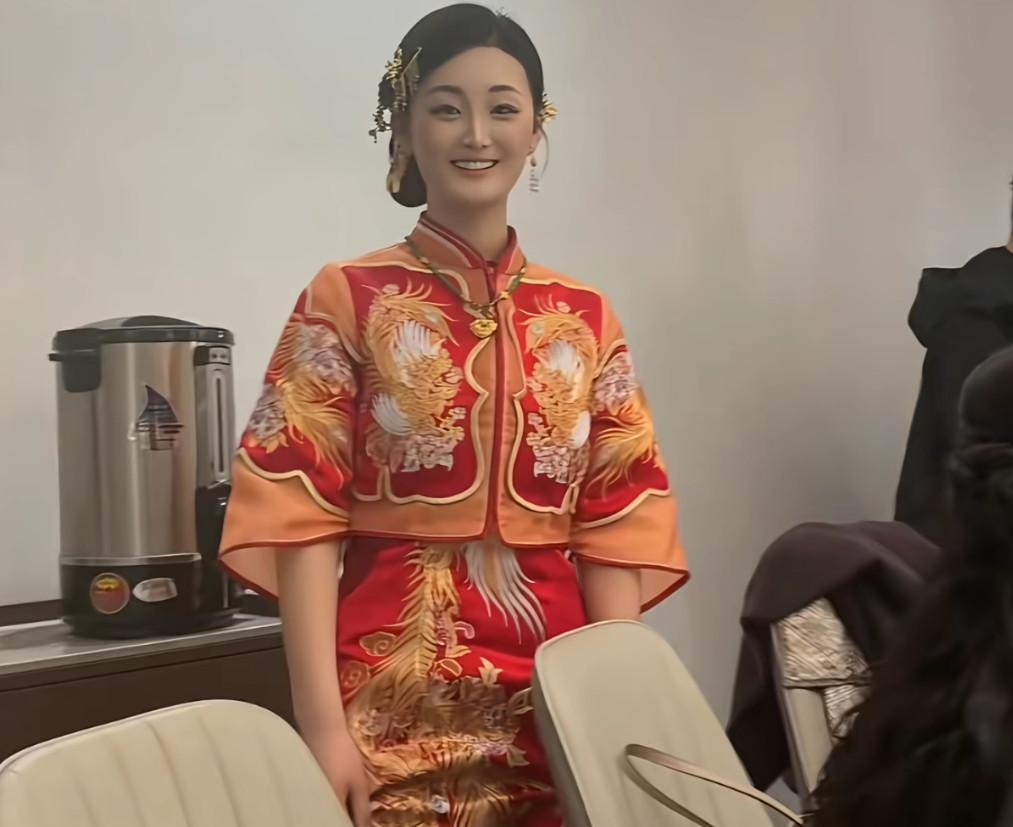 恭喜陈亚楠订婚，看到如今低调的回归到私人生活。大衣哥的前儿媳订婚了。3月3